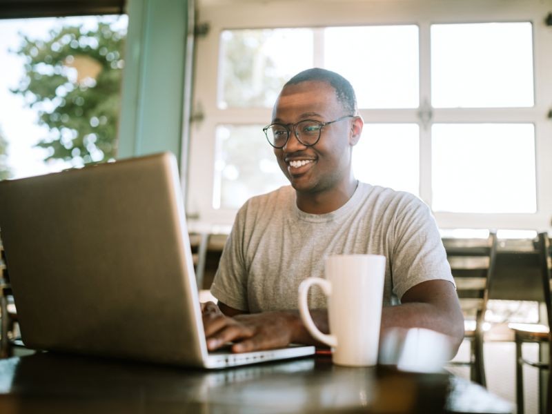Enquanto Gigantes como Amazon Apostam no Presencial, Startups e Empreendedores Encontram no Coworking a Melhor Alternativa