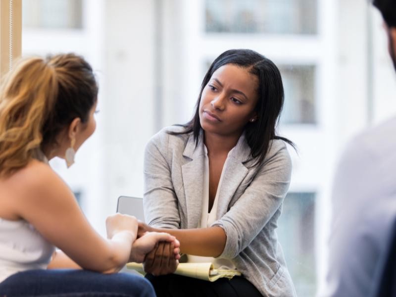 A Importância da Escuta: Como Apoiar Colegas de Trabalho em Momentos Difíceis