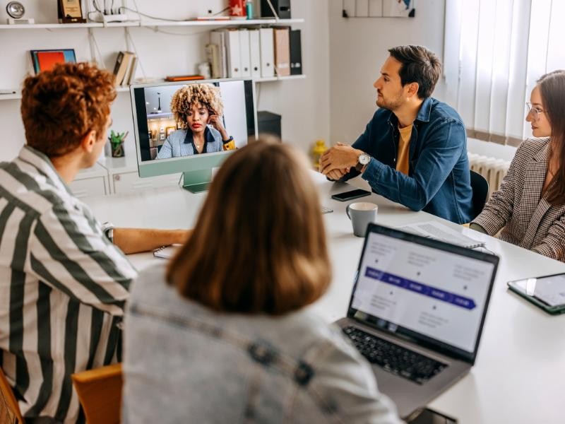 Como Empresas Híbridas Estão Transformando o Futuro do Trabalho com Coworkings